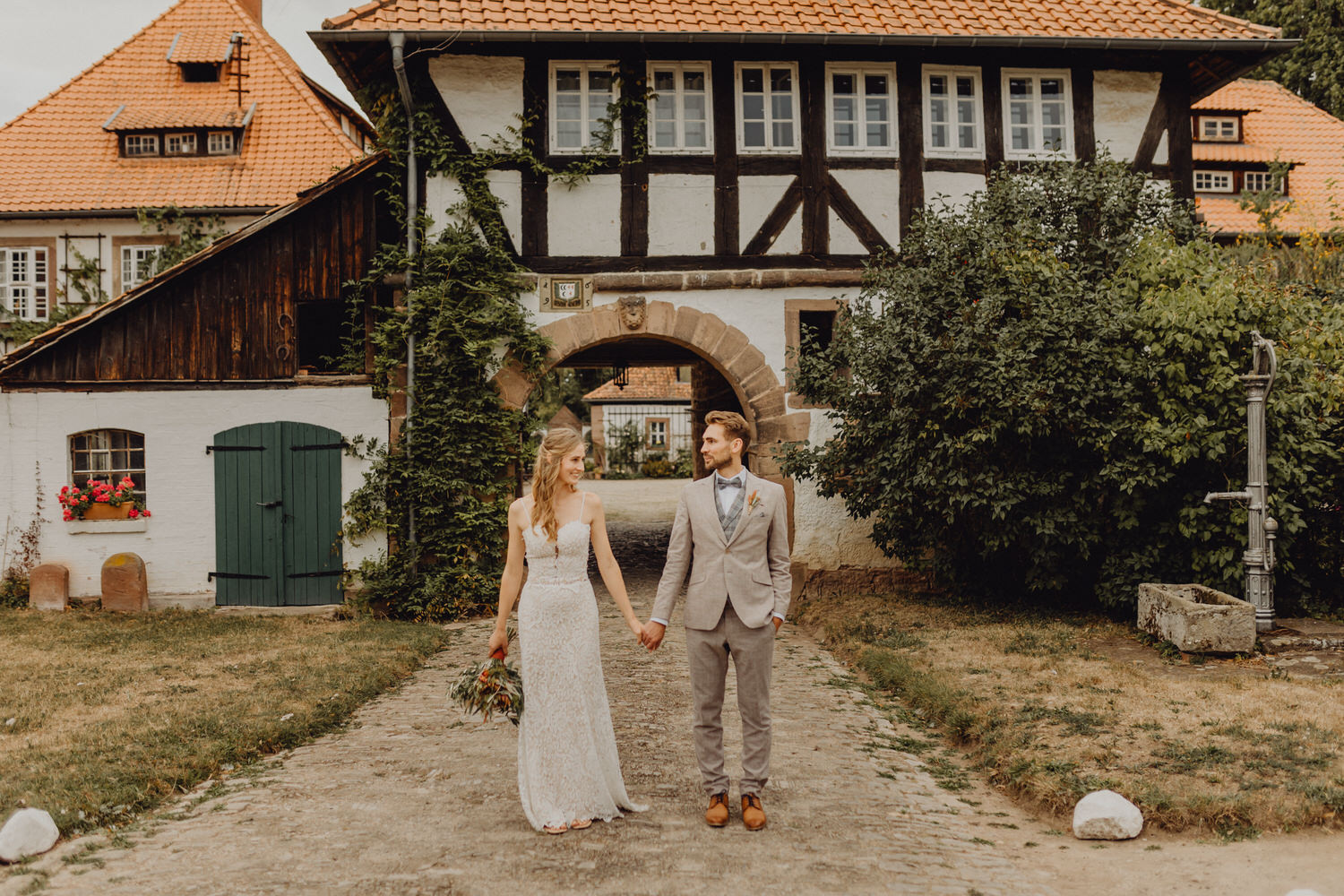 Brautpaarshooting vor Fachwerkhaus Rittergut Besenhausen