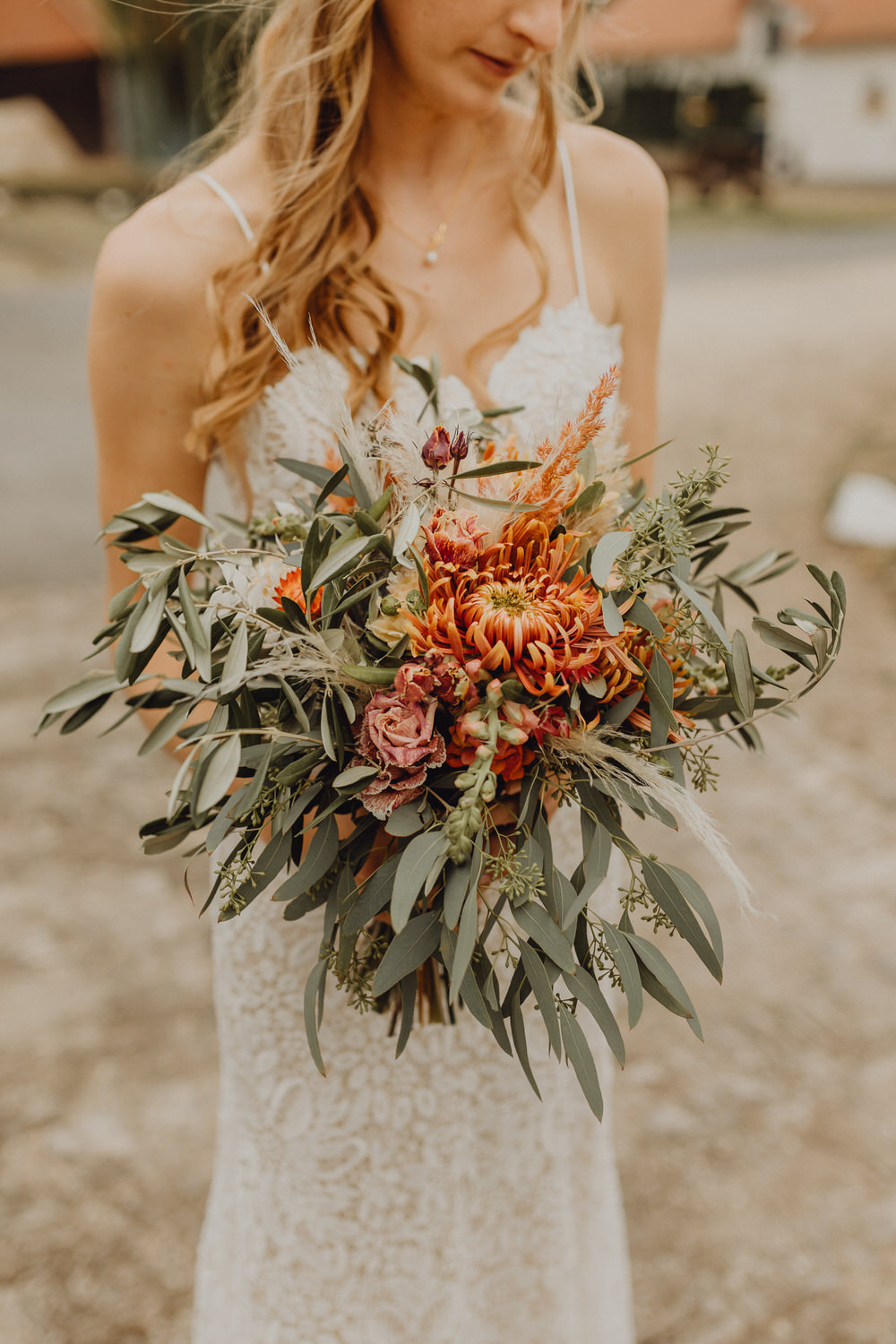 mediterraner Brautstrauß aus Trockenblumen mit Eukalyptus, Olivenzweigen und Protea