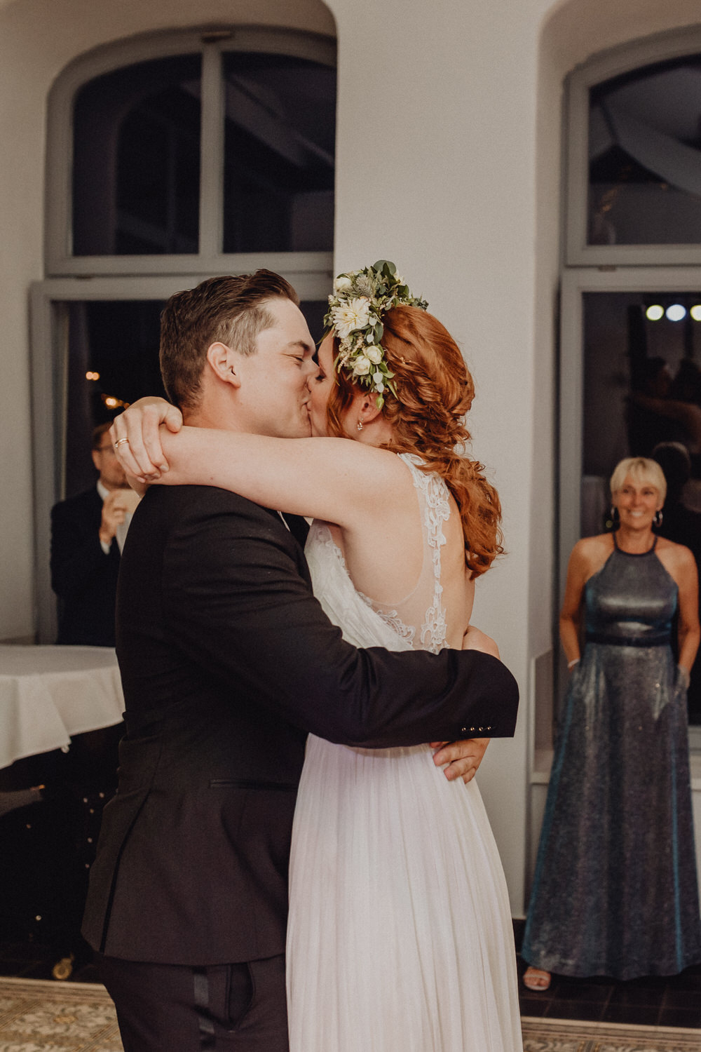 Brautpaar küsst sich nach erstem Tanz in der Orangerie Gut Zichtau