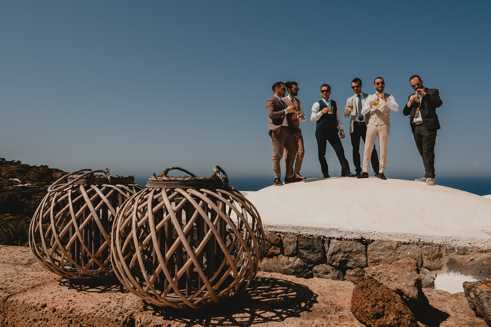Amici degli Sposi mentre brindano sui tetti dei Dammusi tipici di Pantelleria