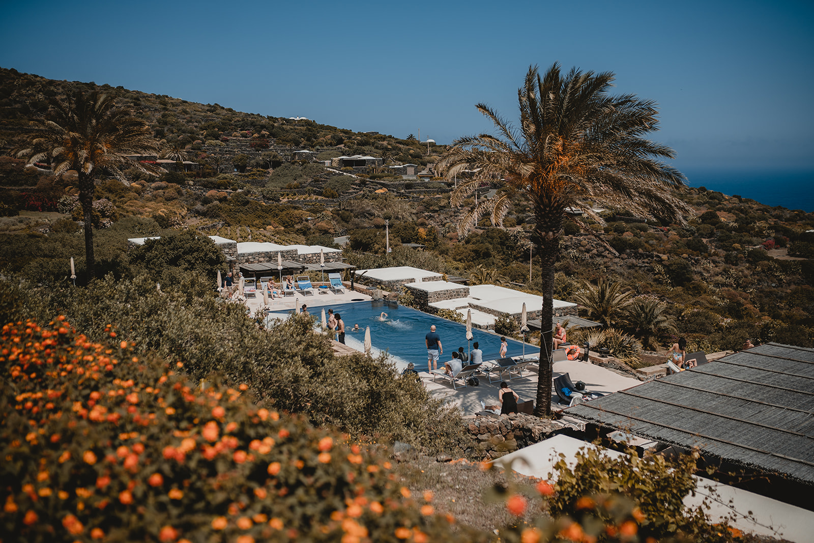 Amici degli sposi mentre si rilassano a bordo piscina del Pantelleria Dream Resort
