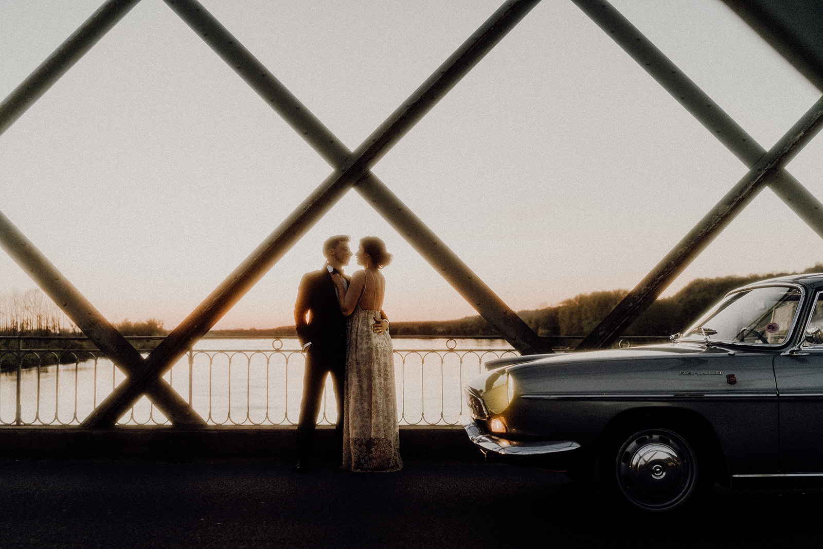 Mariés sur le pont  Eiffel de Langoiran 