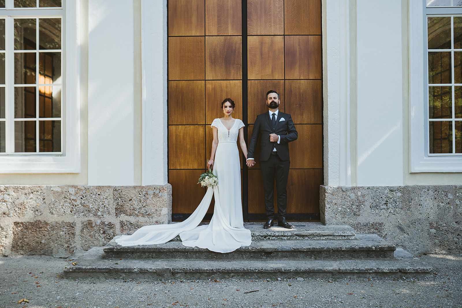 Ein Brautpaar in der Hipster pose vor dem Musikpavillion im Hofgarten in Innsbruck