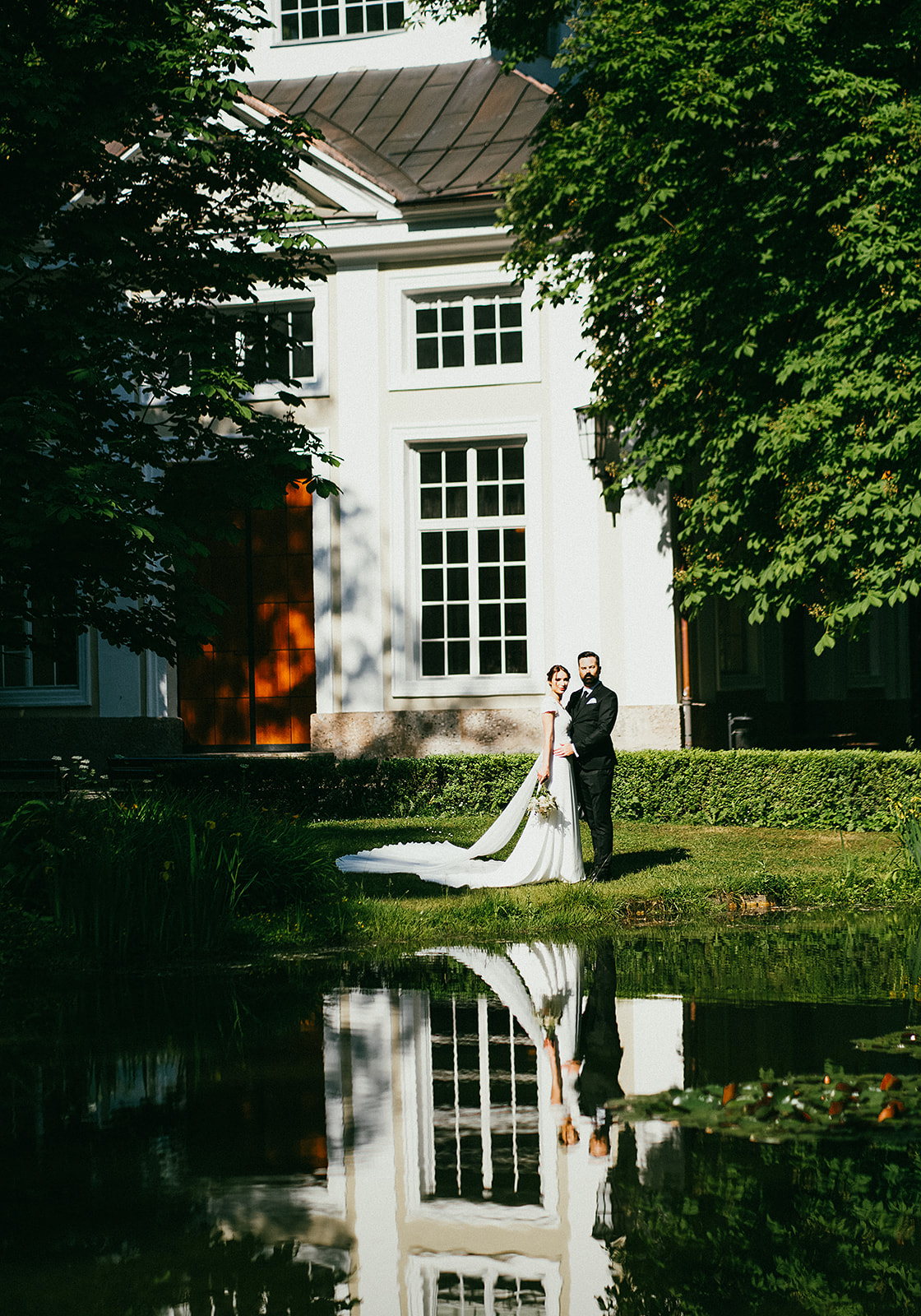 Bridal couple photo in the Hofgarten in Innsbruck