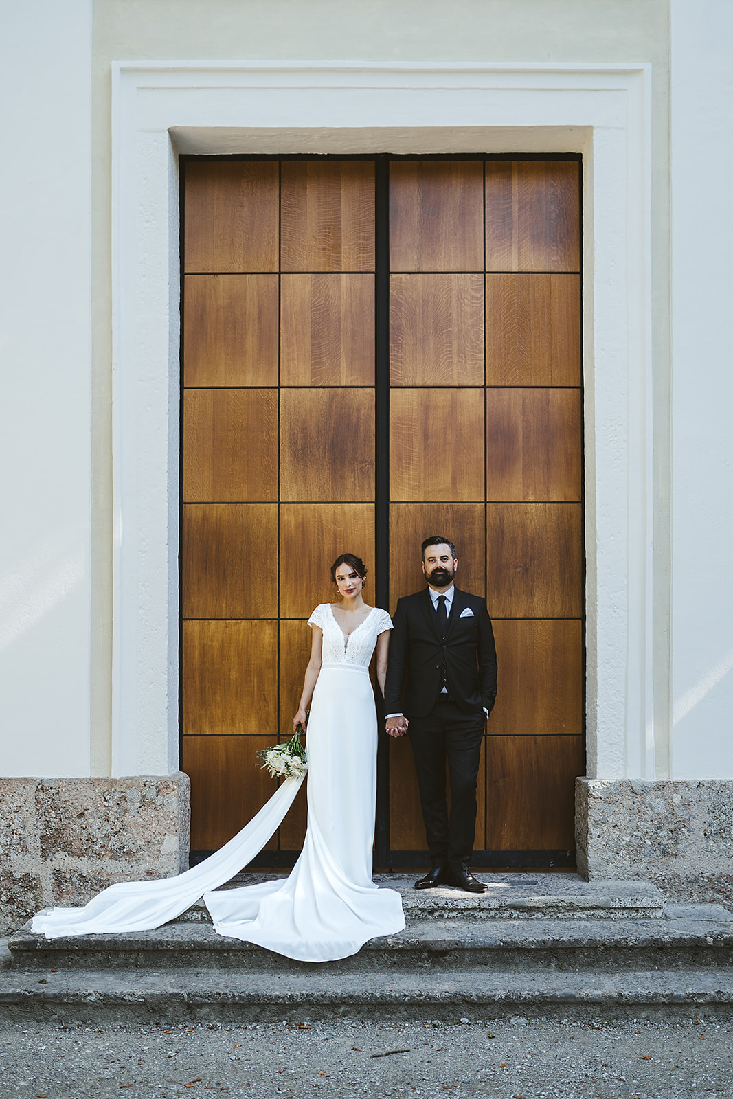 A bride and groom in front of the music pavilion in the Hofgarten in Innsbruck