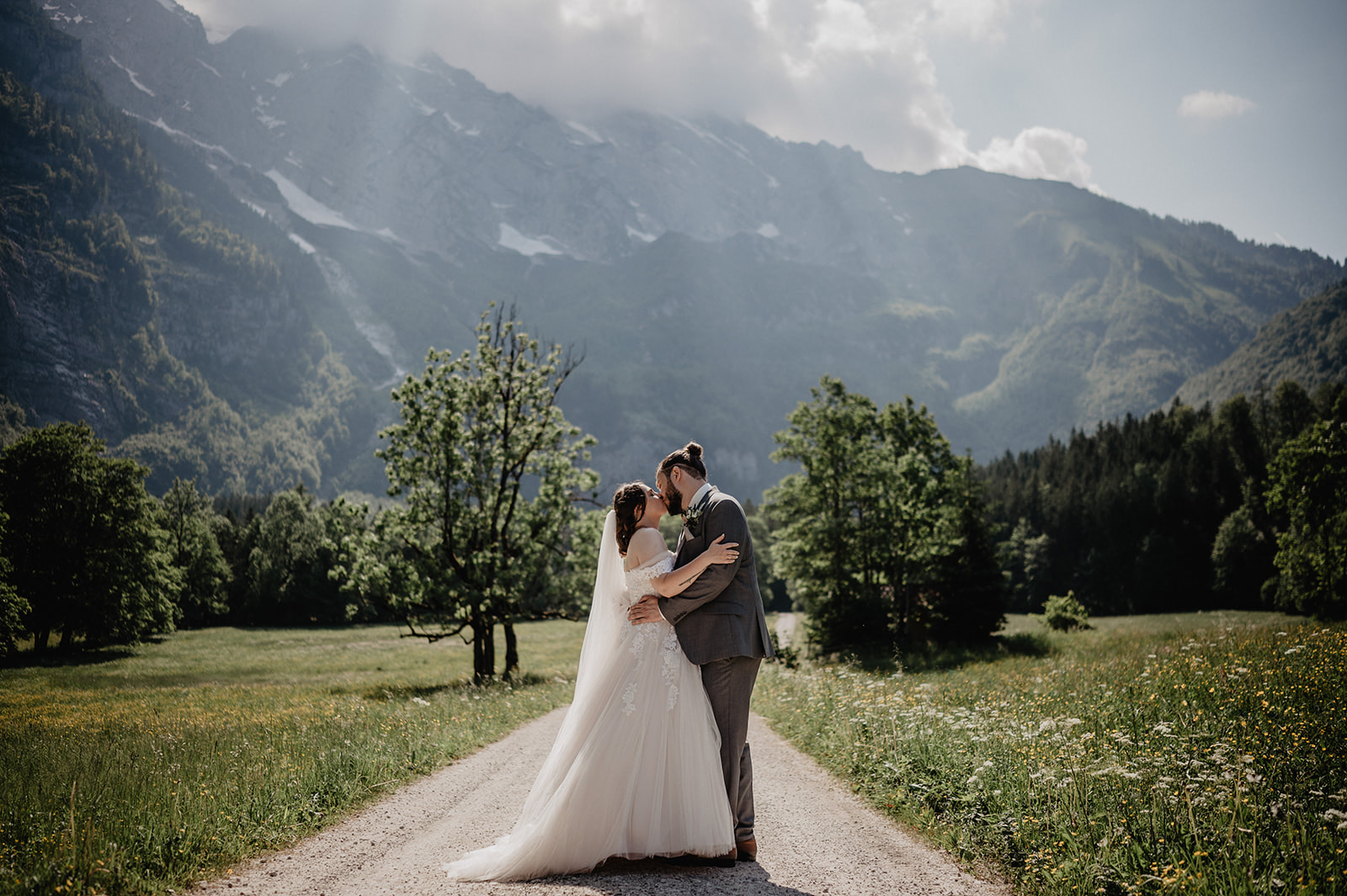 Hochzeitspaar vor den Salzburger Bergen