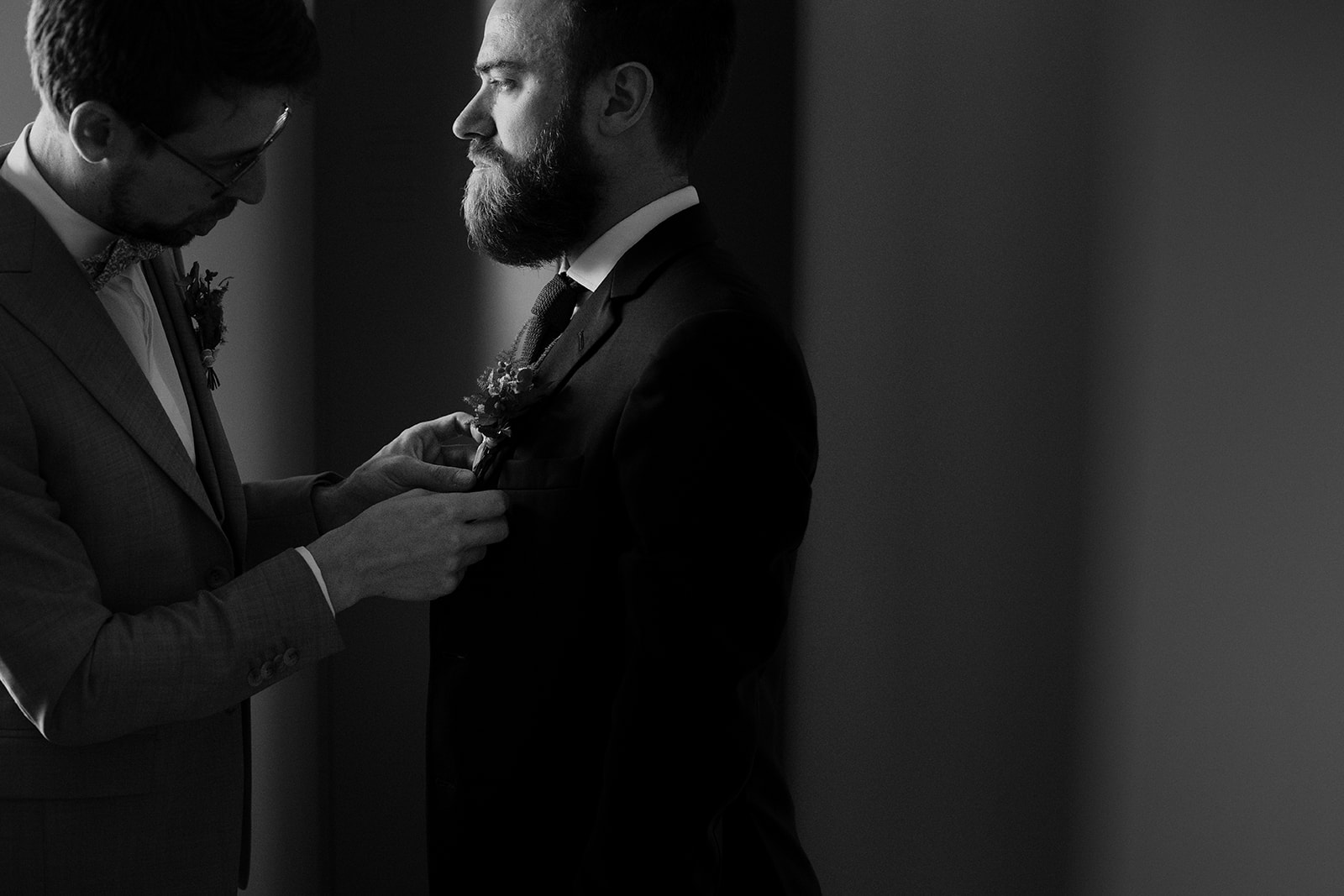 Photo de mariage, les préparatifs du marié, par un duo de photographes de mariage Castille Alma et David Pommier