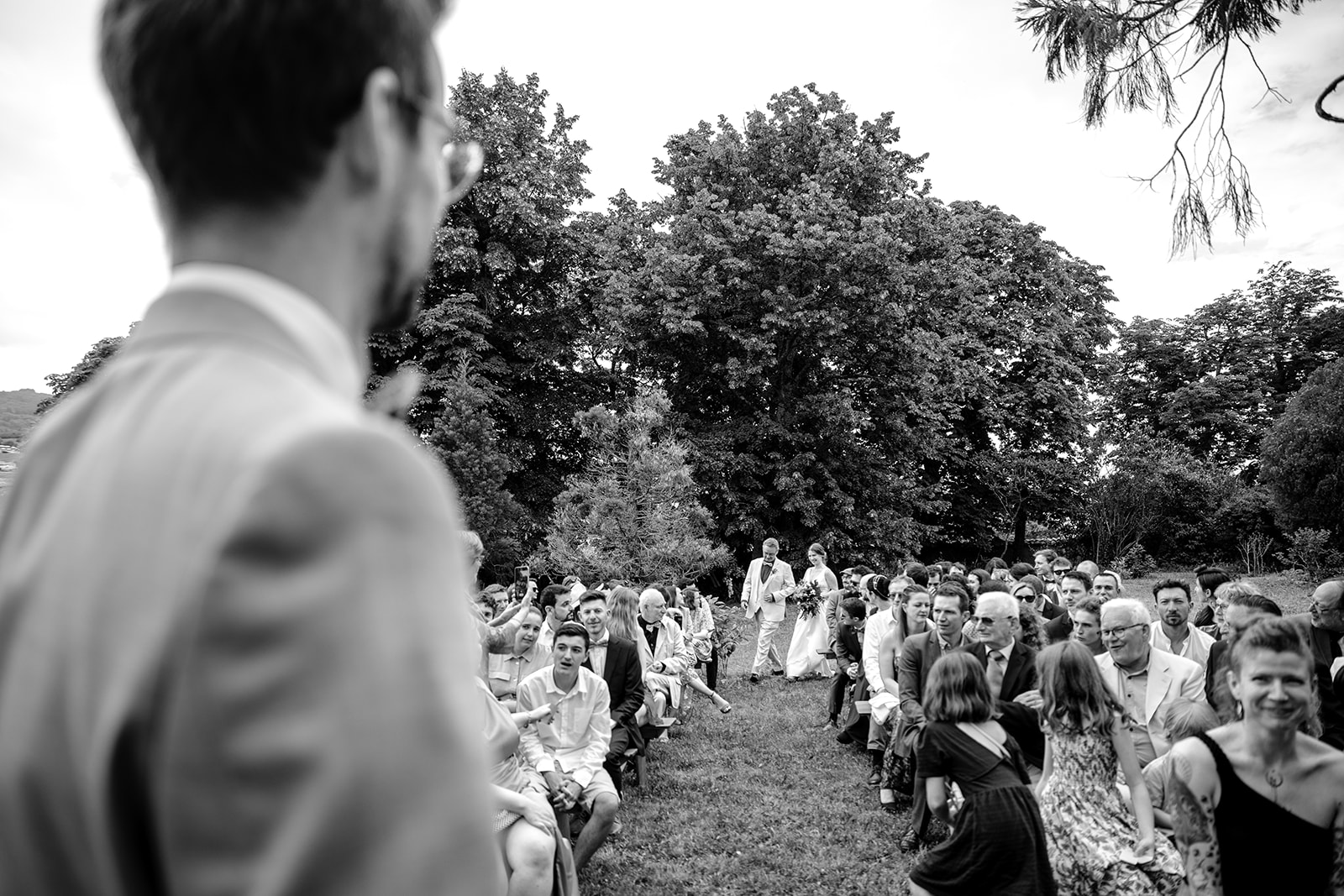 Photo de mariage, la cérémonie laïque en extérieur, par un duo de photographes de mariage Castille Alma et David Pommier