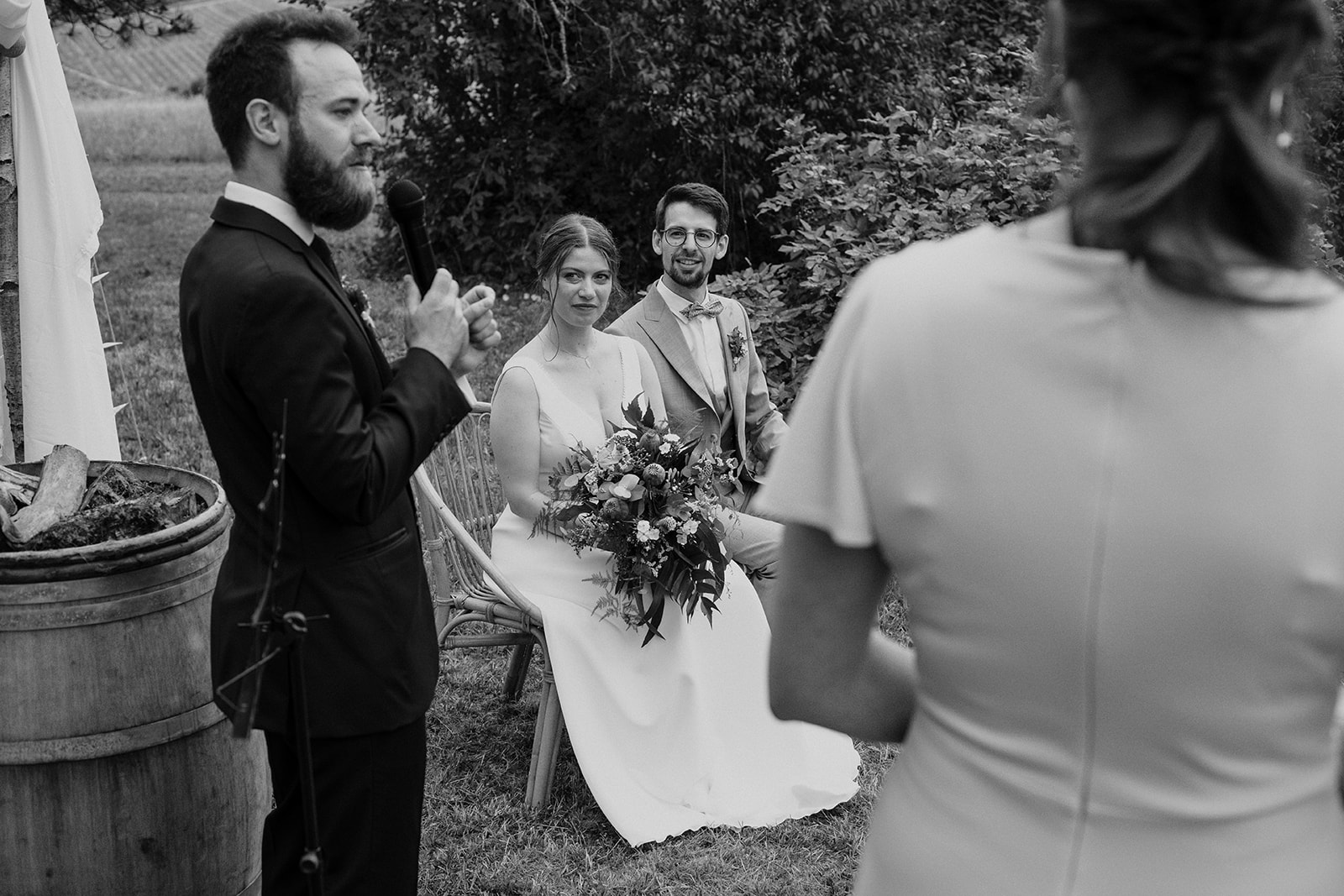 Photo de mariage, la cérémonie laïque en extérieur, par un duo de photographes de mariage Castille Alma et David Pommier
