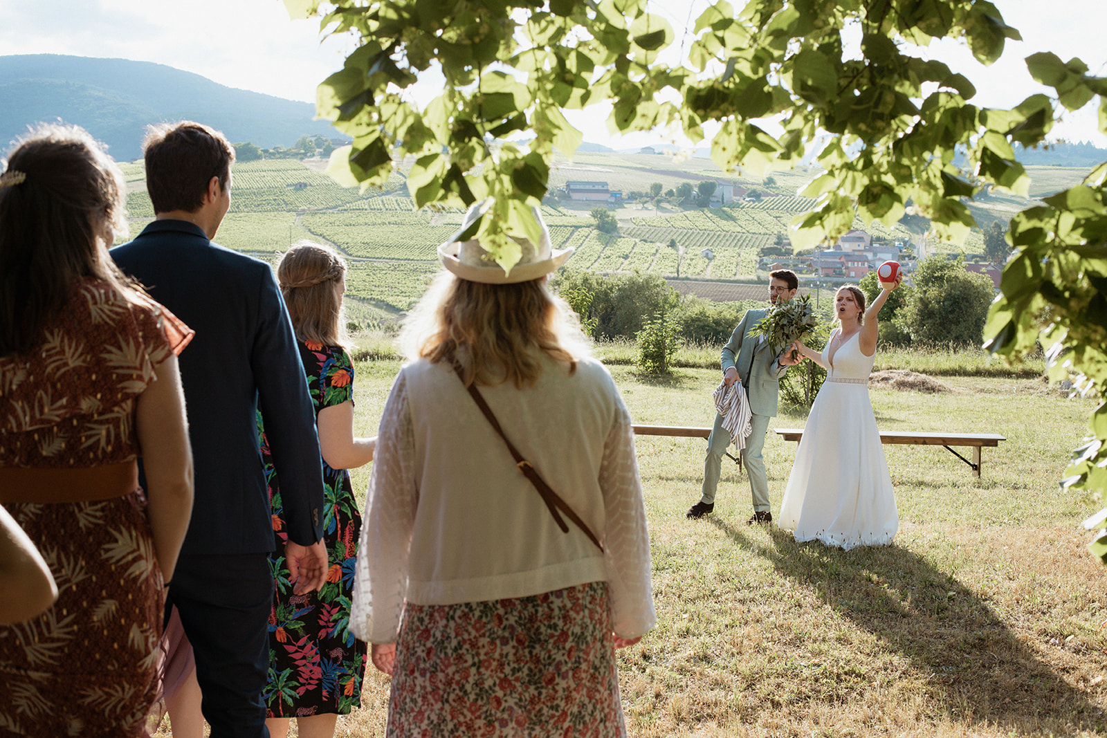 Reportage photo de mariage, le lancé de bouquet, par un duo de photographes de mariage Castille Alma et David Pommier