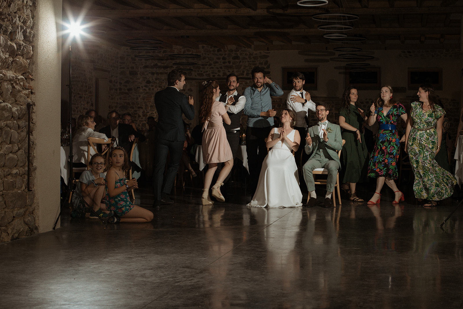 Reportage photo de mariage, la soirée dansante, par un duo de photographes de mariage Castille Alma et David Pommier