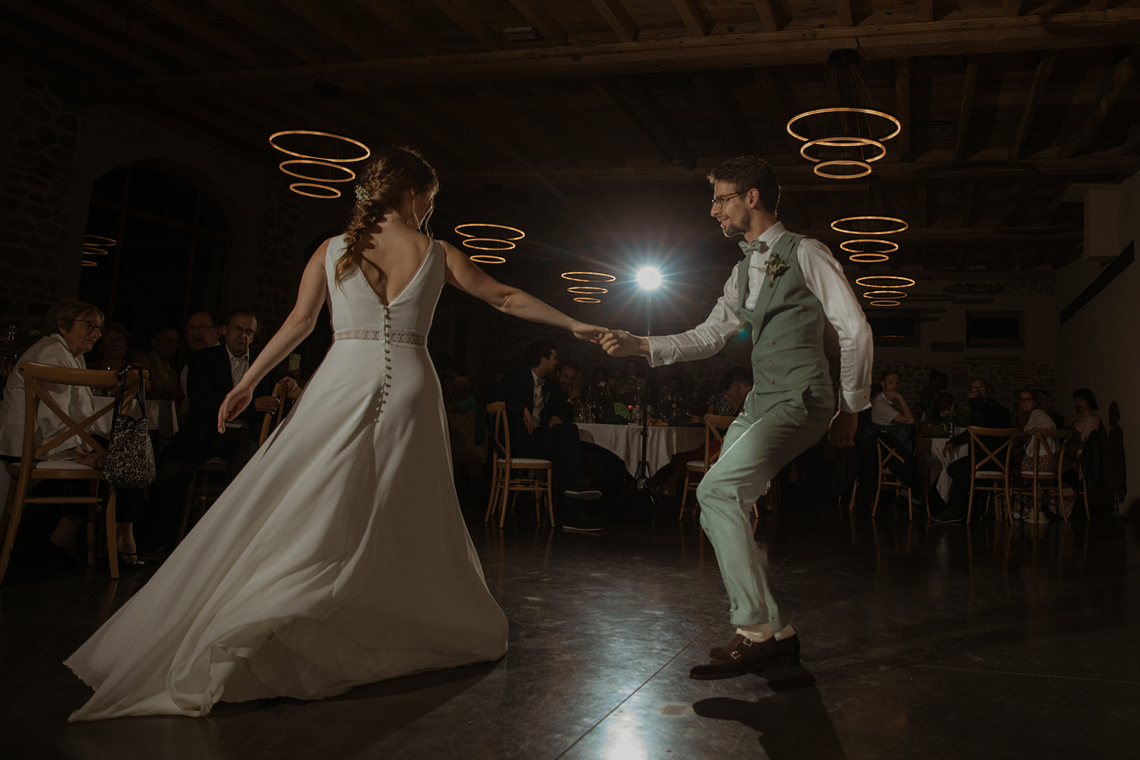 Reportage photo de mariage, la première danse, par un duo de photographes de mariage Castille Alma et David Pommier