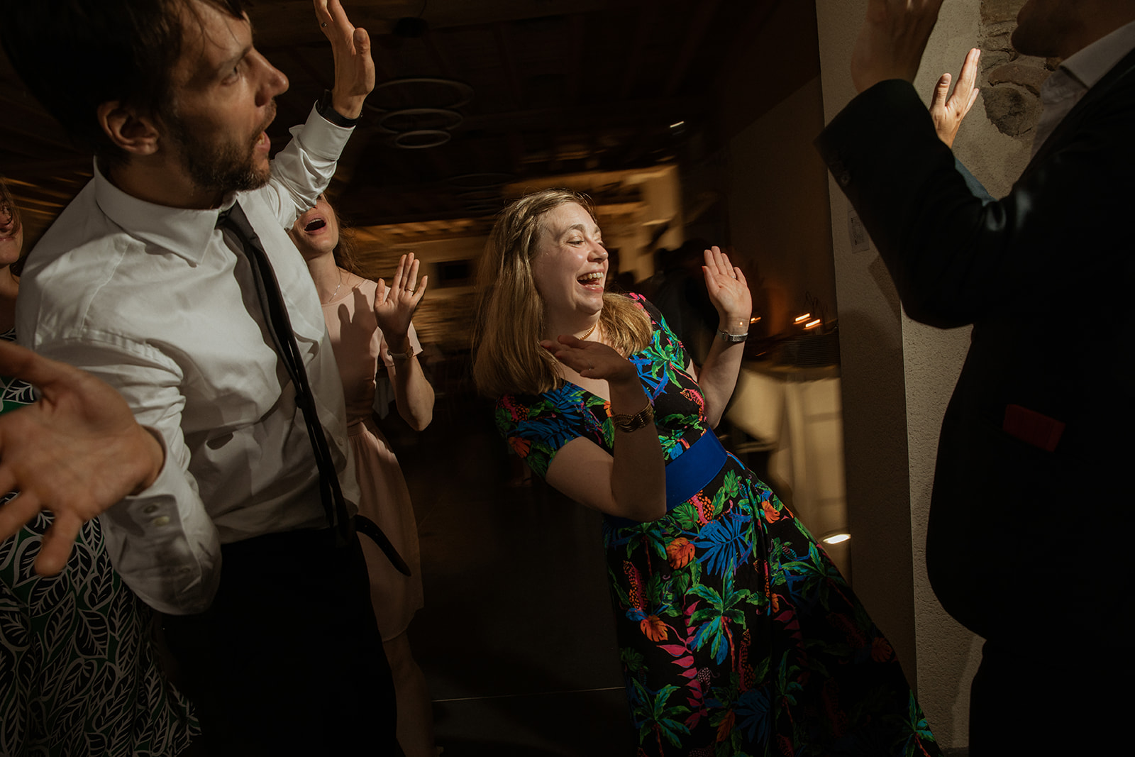 Reportage photo de mariage, le dance floor, par un duo de photographes de mariage Castille Alma et David Pommier