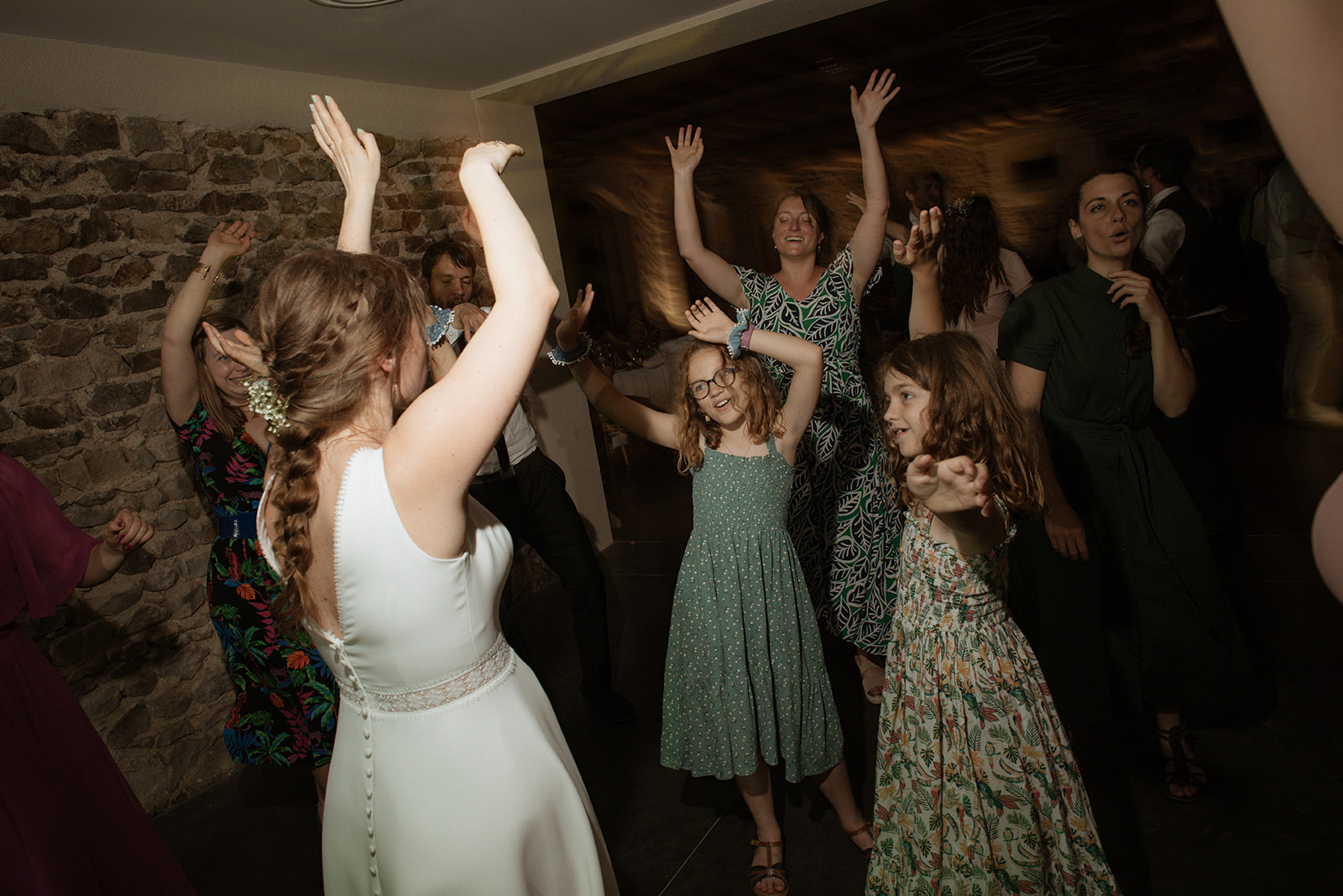 Reportage photo de mariage, le dance floor, par un duo de photographes de mariage Castille Alma et David Pommier