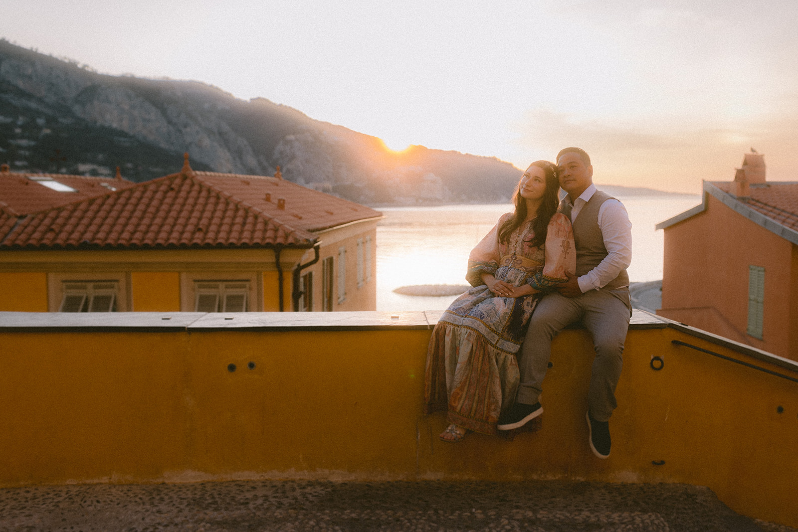 a romantic and cinematic couple photo session at sunrise in menton cote azur