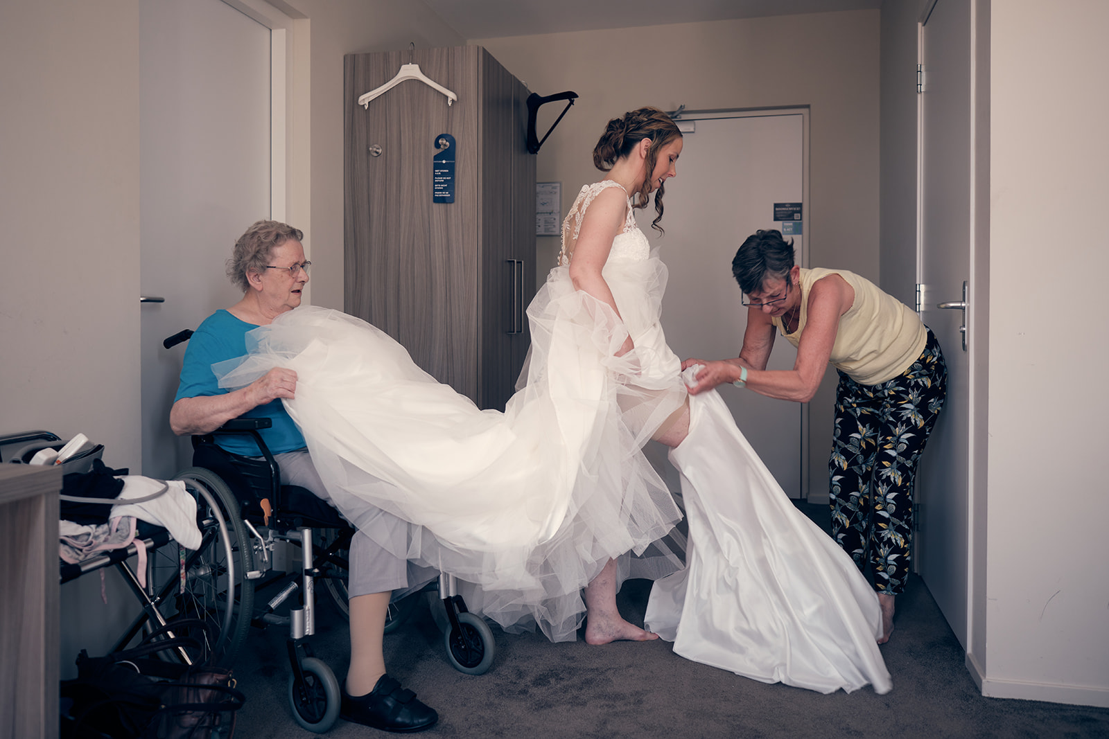 Trouwshoot bruidsfotografie Hotel Fletcher Deurne met Mike en Ilja - aankleden