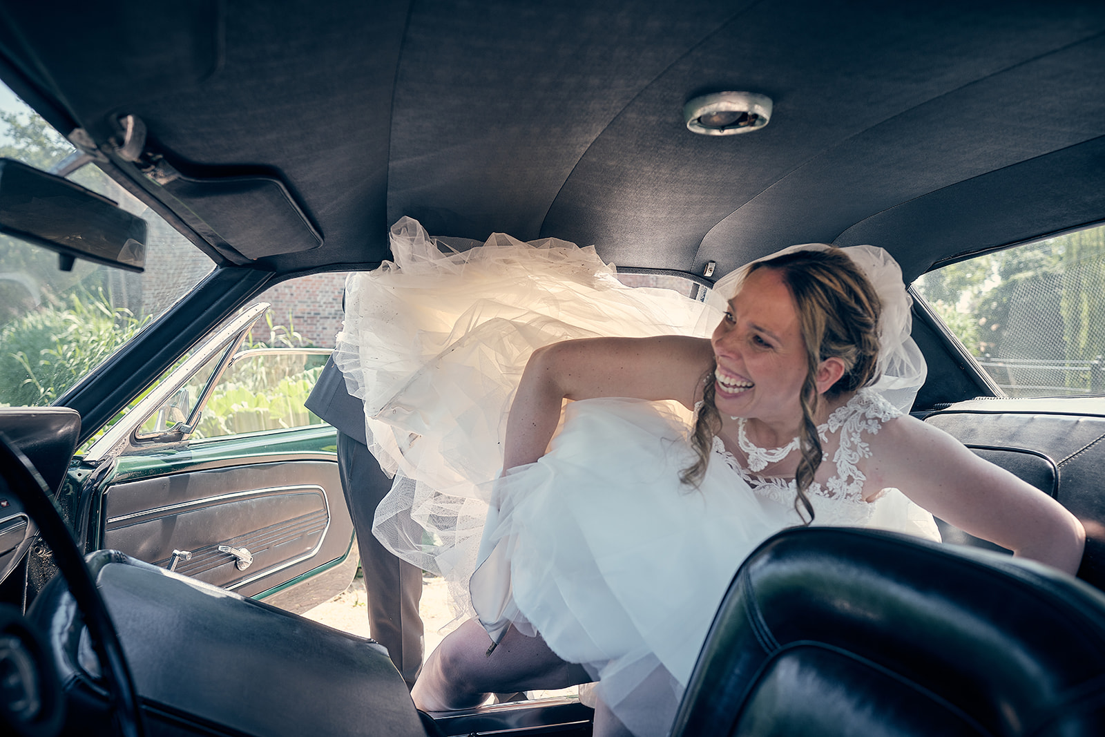 Trouwshoot bruidsfotografie Hotel Fletcher Deurne met Mike en Ilja - auto instappen