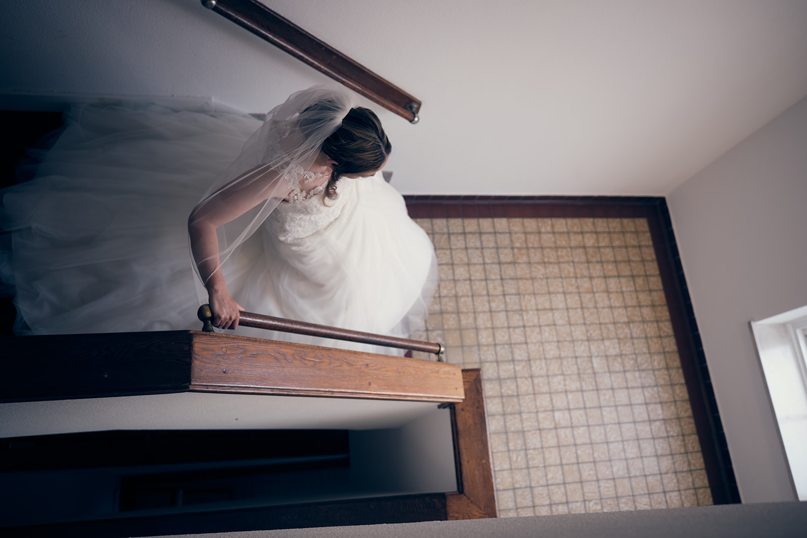 Trouwshoot bruidsfotografie Hotel Fletcher Deurne met Mike en Ilja - bruid op trap