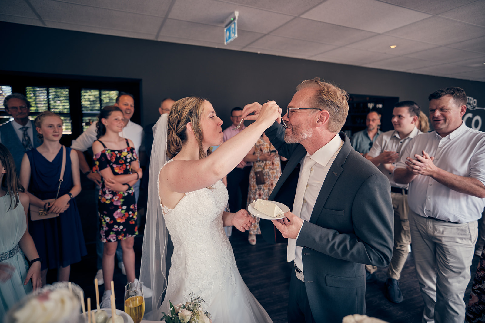 Trouwshoot bruidsfotografie Hotel Fletcher Deurne met Mike en Ilja - bruidstaart snijden 