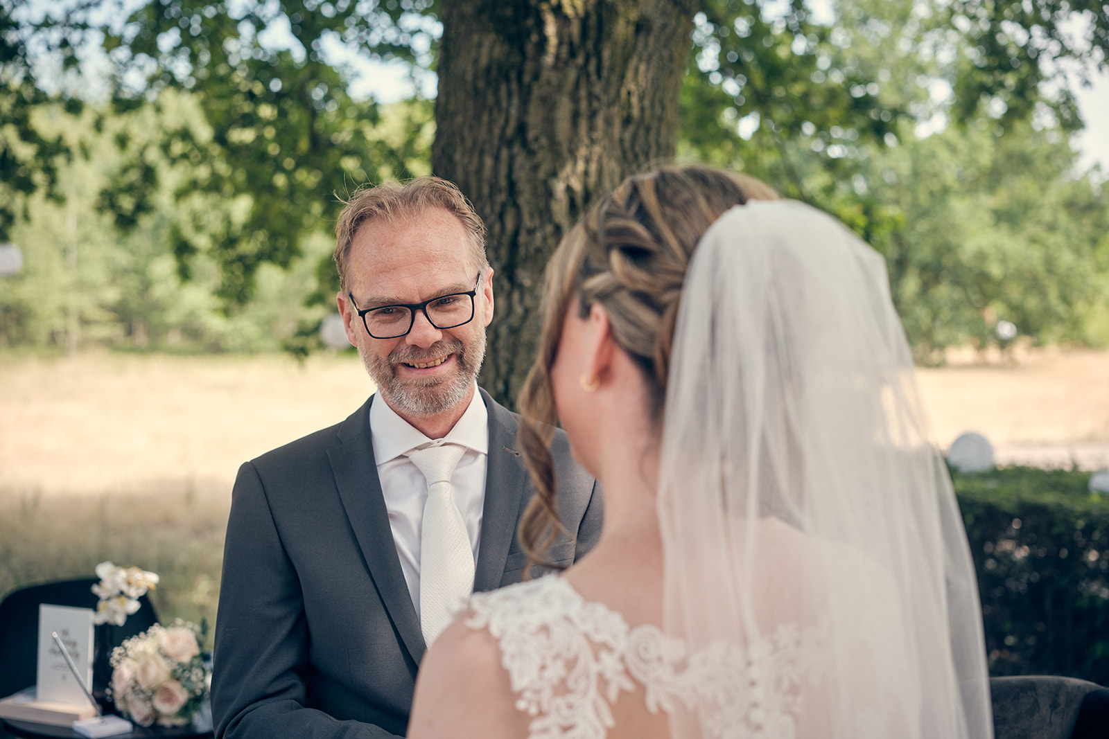 Trouwshoot bruidsfotografie Hotel Fletcher Deurne met Mike en Ilja - ceremonie