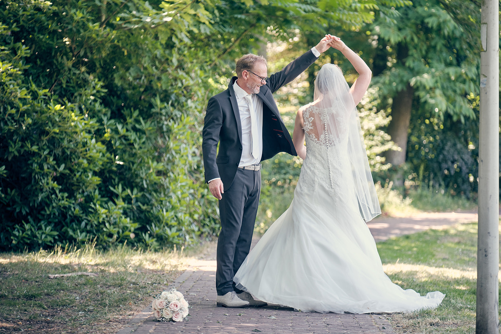 Trouwshoot bruidsfotografie Hotel Fletcher Deurne met Mike en Ilja - dansen