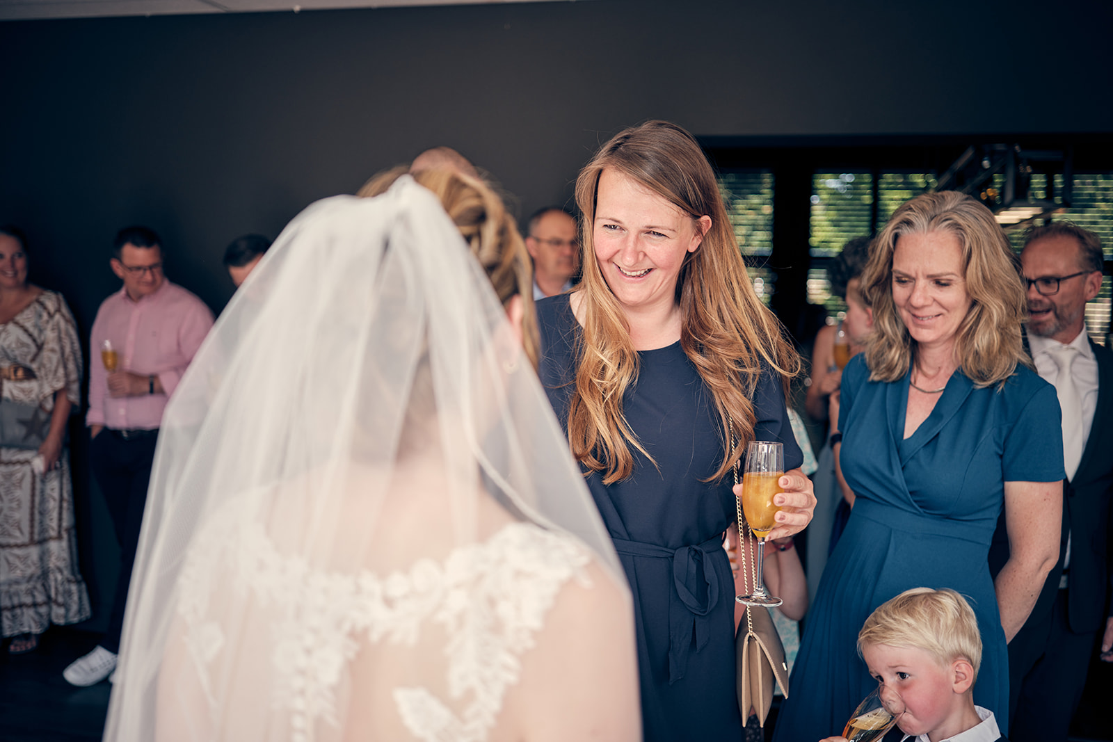 Trouwshoot bruidsfotografie Hotel Fletcher Deurne met Mike en Ilja - felicitaties 