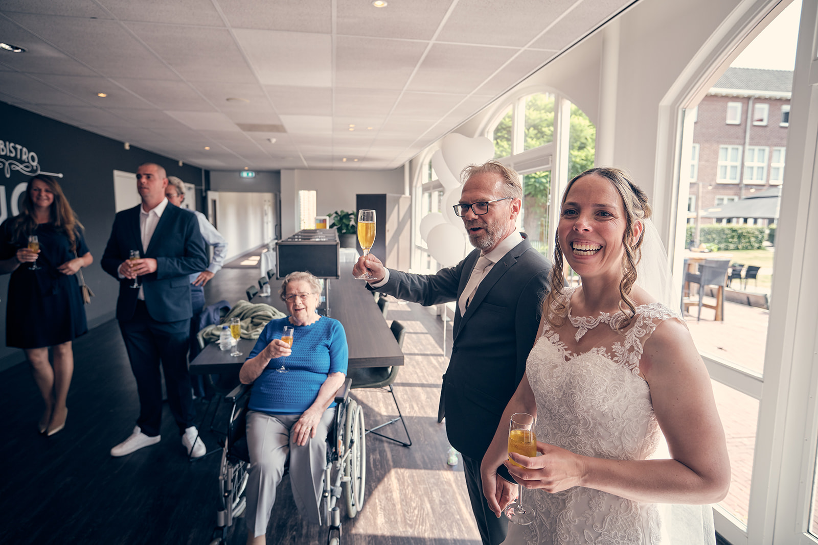 Trouwshoot bruidsfotografie Hotel Fletcher Deurne met Mike en Ilja - felicitaties 