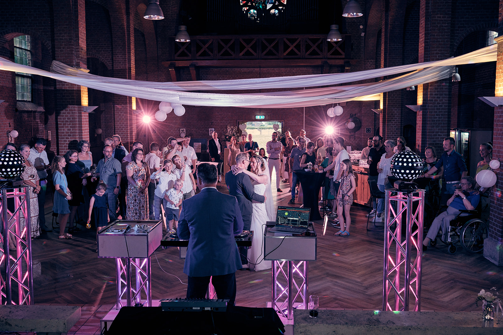 Trouwshoot bruidsfotografie Hotel Fletcher Deurne met Mike en Ilja - first dance, eerste dans