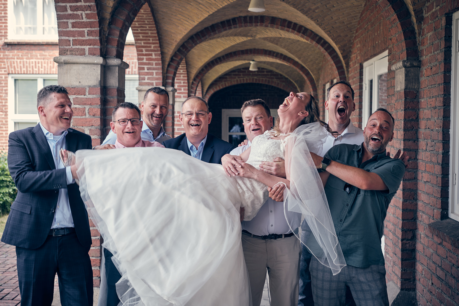 Trouwshoot bruidsfotografie Hotel Fletcher Deurne met Mike en Ilja - groepsfoto