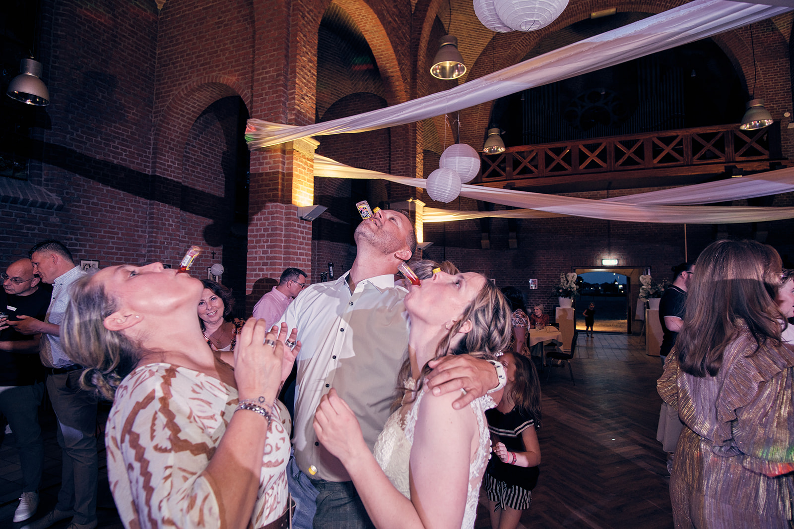 Trouwshoot bruidsfotografie Hotel Fletcher Deurne met Mike en Ilja - party feest fotografie