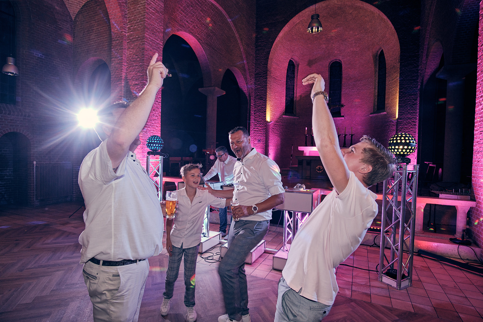 Trouwshoot bruidsfotografie Hotel Fletcher Deurne met Mike en Ilja - party feest fotografie
