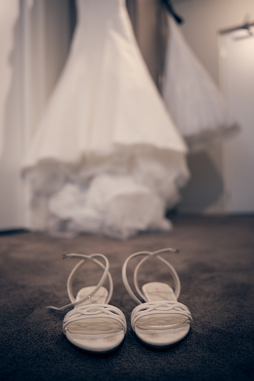 Trouwshoot bruidsfotografie Hotel Fletcher Deurne met Mike en Ilja - trouwschoenen