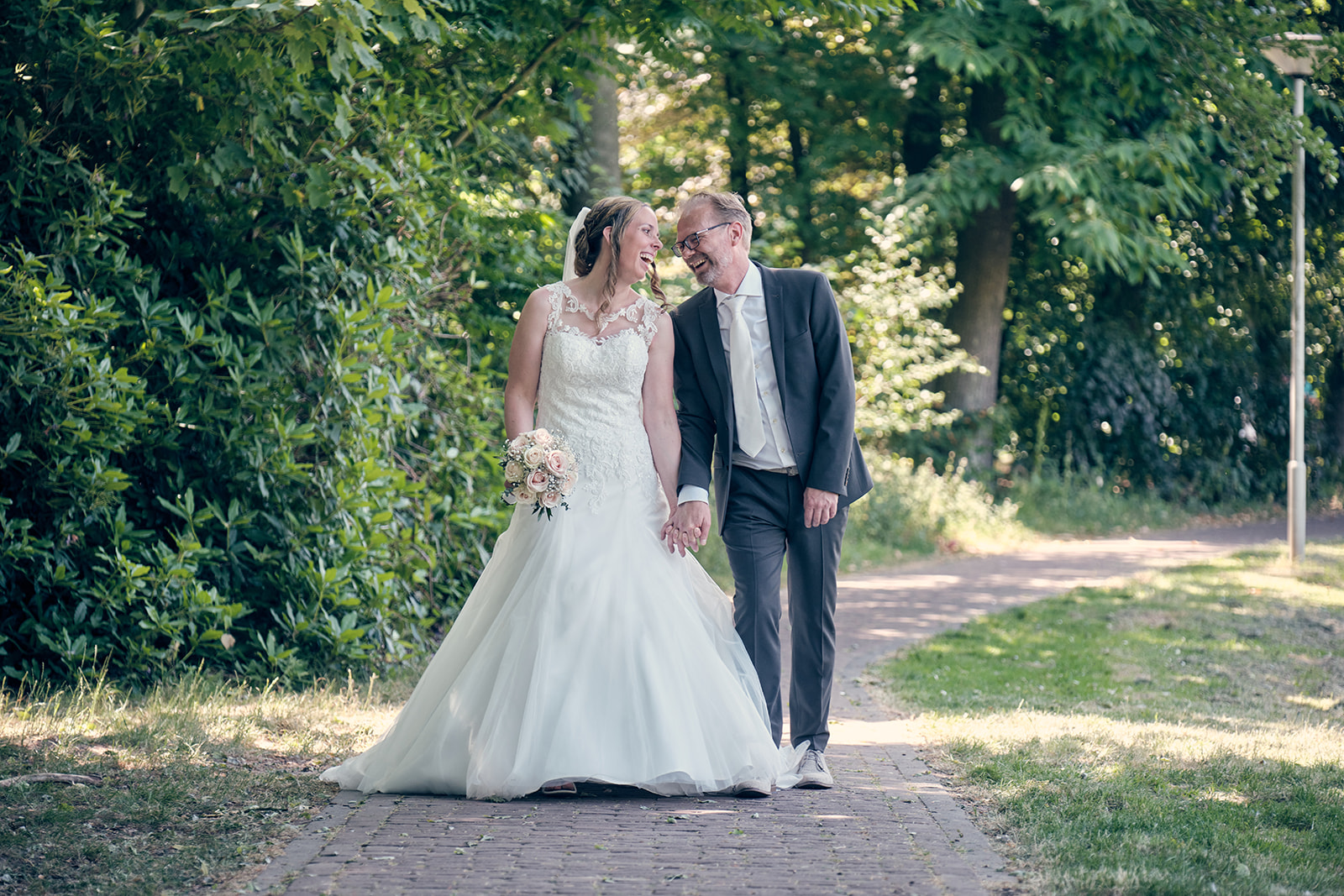 Trouwshoot bruidsfotografie Hotel Fletcher Deurne met Mike en Ilja - wandelen