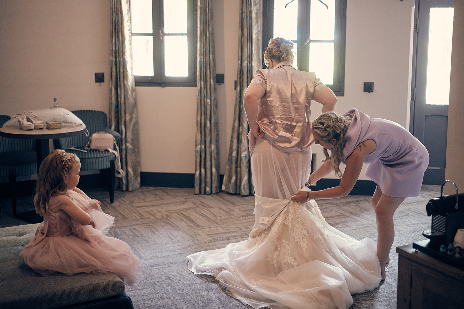 trouwfotograaf Stefan Segers, trouwshoot, Fort Beemster - aankleden trouwjurk