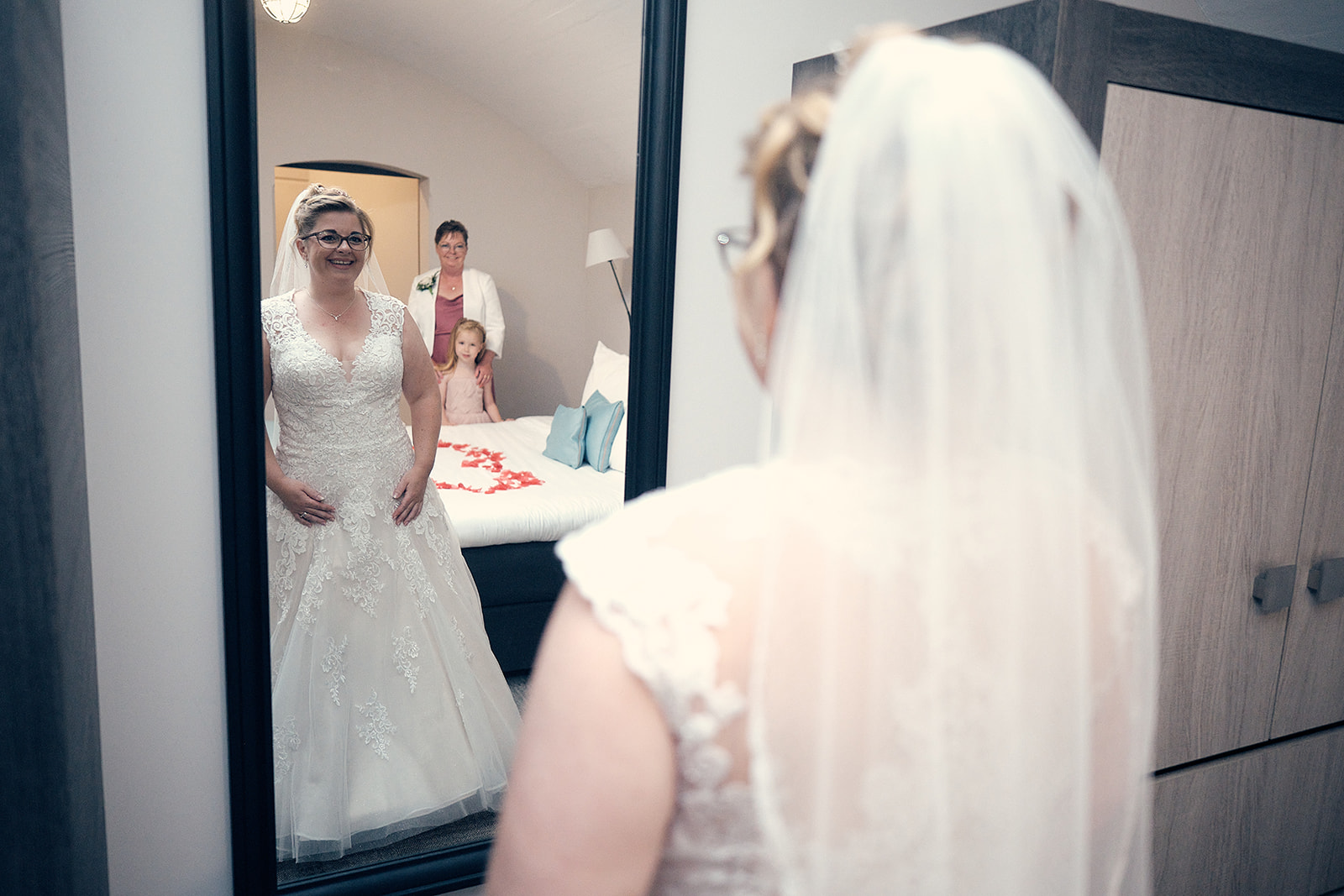 trouwfotograaf Stefan Segers, trouwshoot, Fort Beemster - aankleden trouwjurk