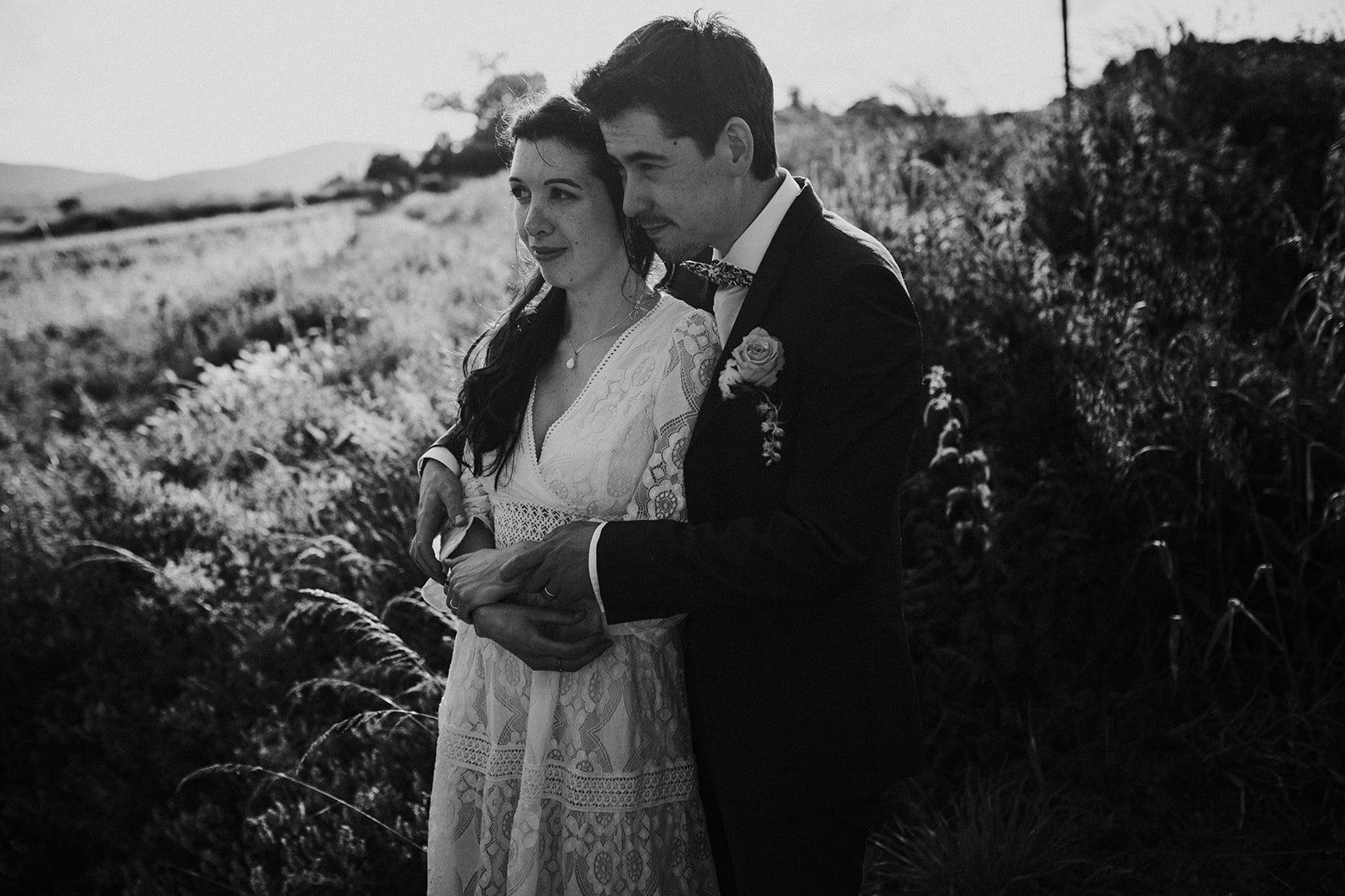 un couple marié au bord des vignes du beaujolais pour prononcer leurs voeux photo en noir&blanc. mariage sources denicé