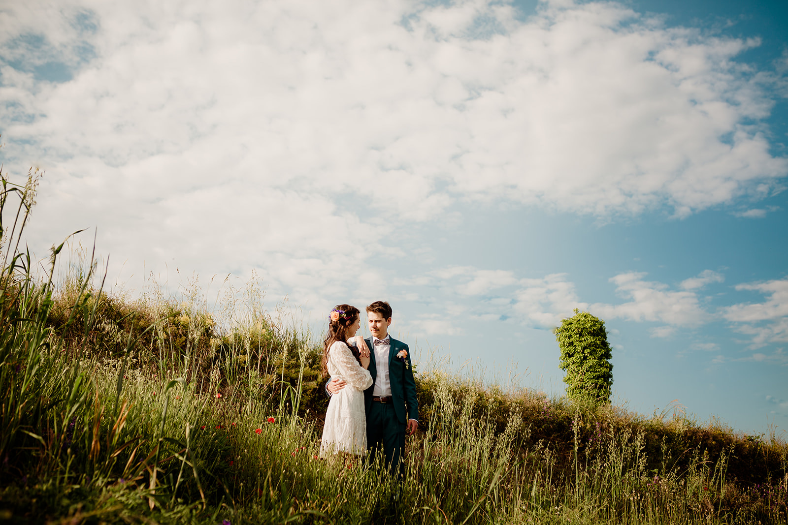 un couple marié au bord des vignes du beaujolais pour prononcer leurs voeux sous en beau ciel bleu d'été.
