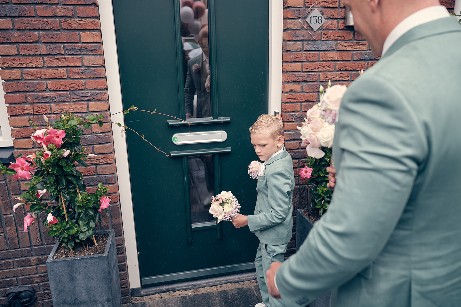 Trouwfotograaf Kasteel Hooge Vuursche in Baarn - De bruidsfotografie van Dennis en Kim - first look