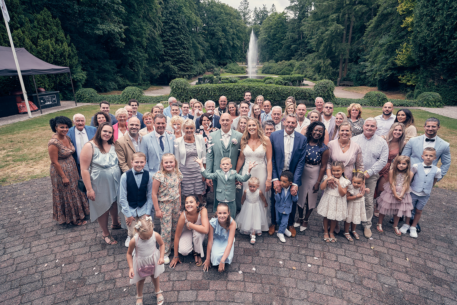 Trouwfotograaf Kasteel Hooge Vuursche in Baarn - De bruidsfotografie van Dennis en Kim - groepsfoto