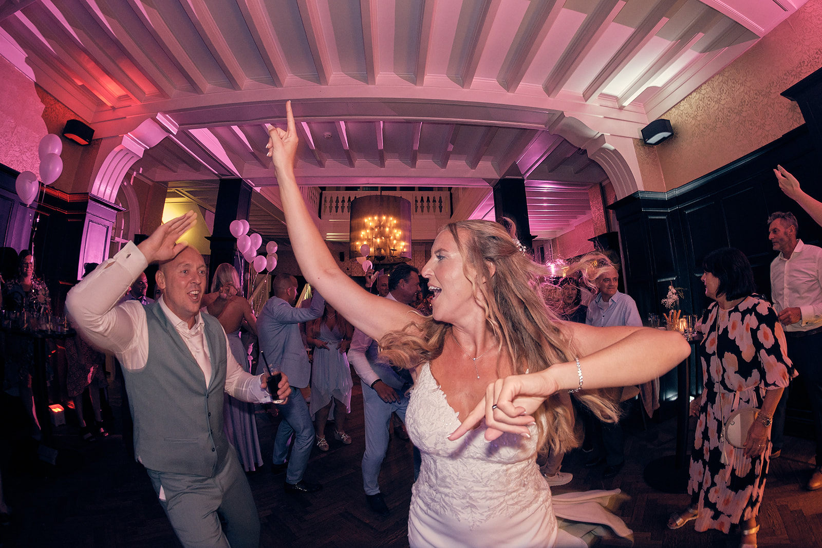 Trouwfotograaf Kasteel Hooge Vuursche in Baarn - De bruidsfotografie van Dennis en Kim - party feest fotografie