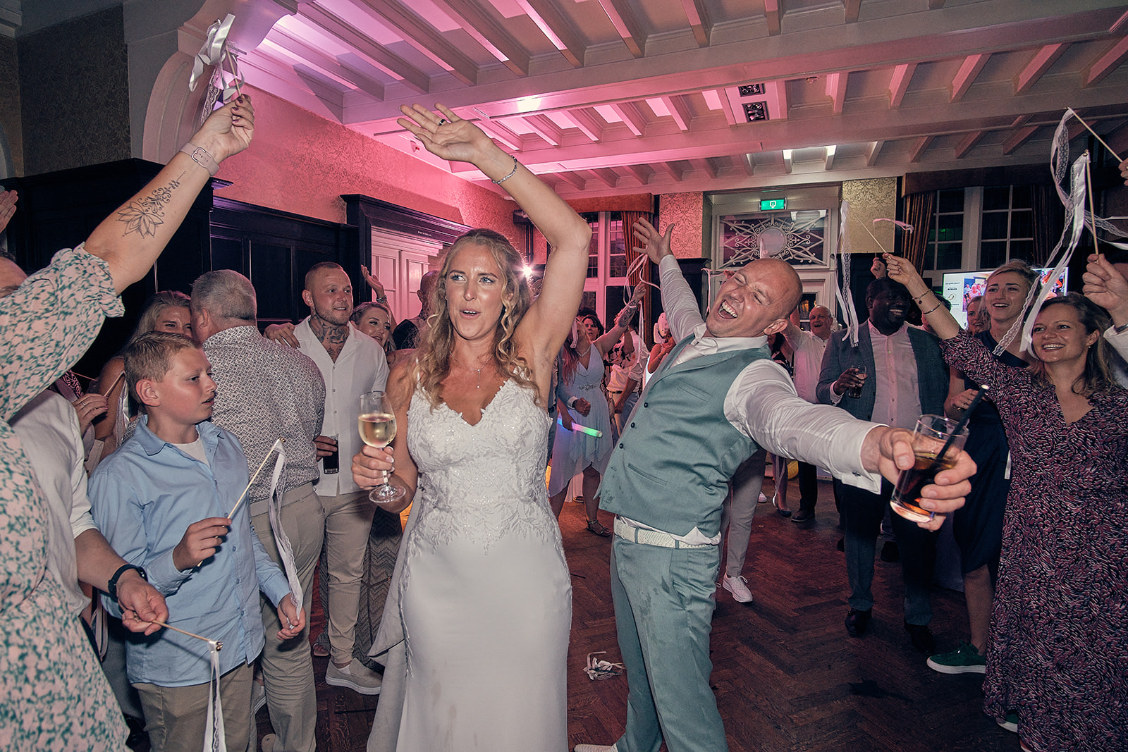 Trouwfotograaf Kasteel Hooge Vuursche in Baarn - De bruidsfotografie van Dennis en Kim - party feest fotografie