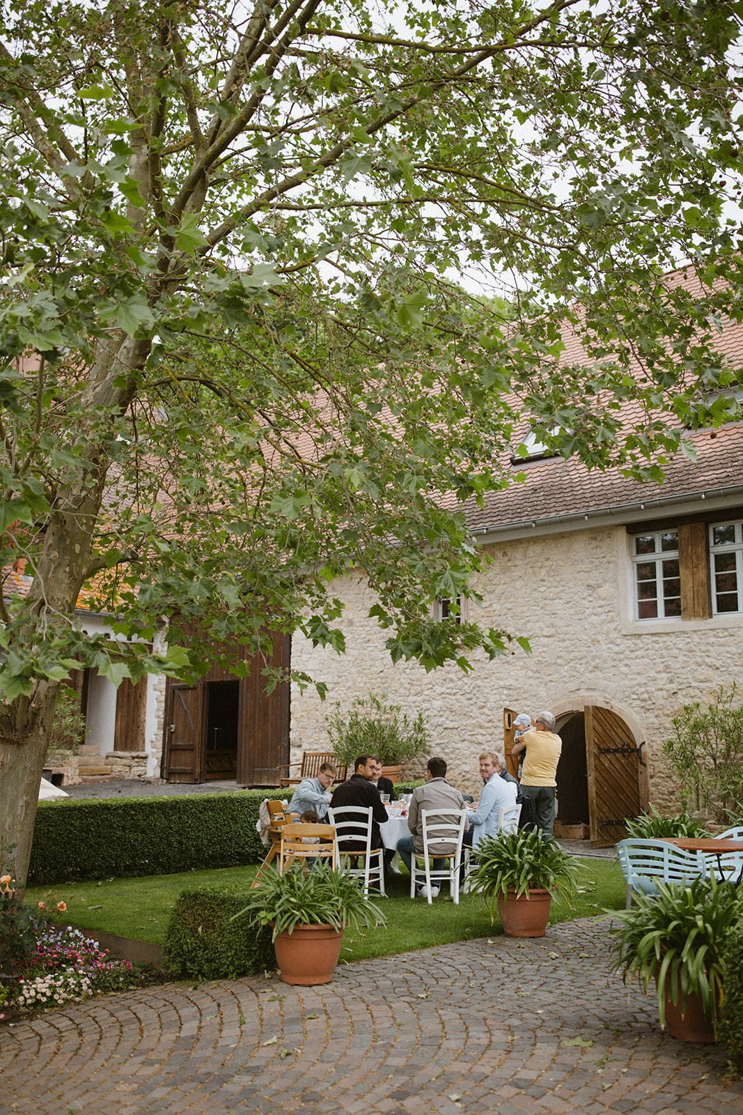 Frühstück im Innenhof von Boudier Koeller Weingut vor der Hochzeit