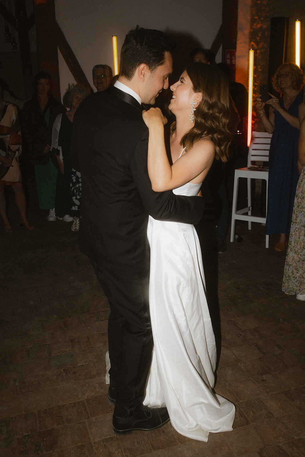 Brautpaar küsst sich umarmend auf der Tanzfläche
