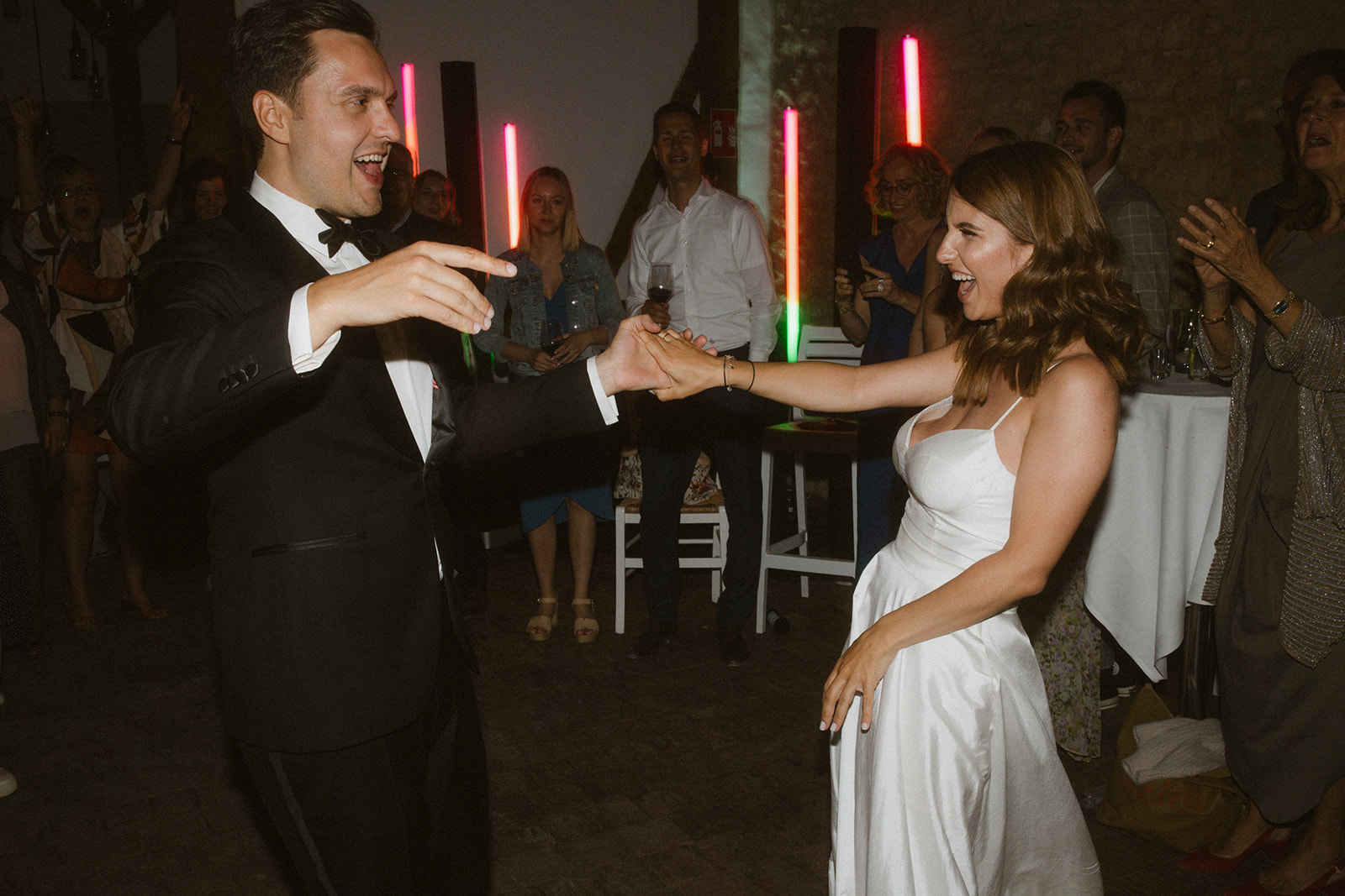 Brautpaar tanzt und feiert auf der Tanzfläche