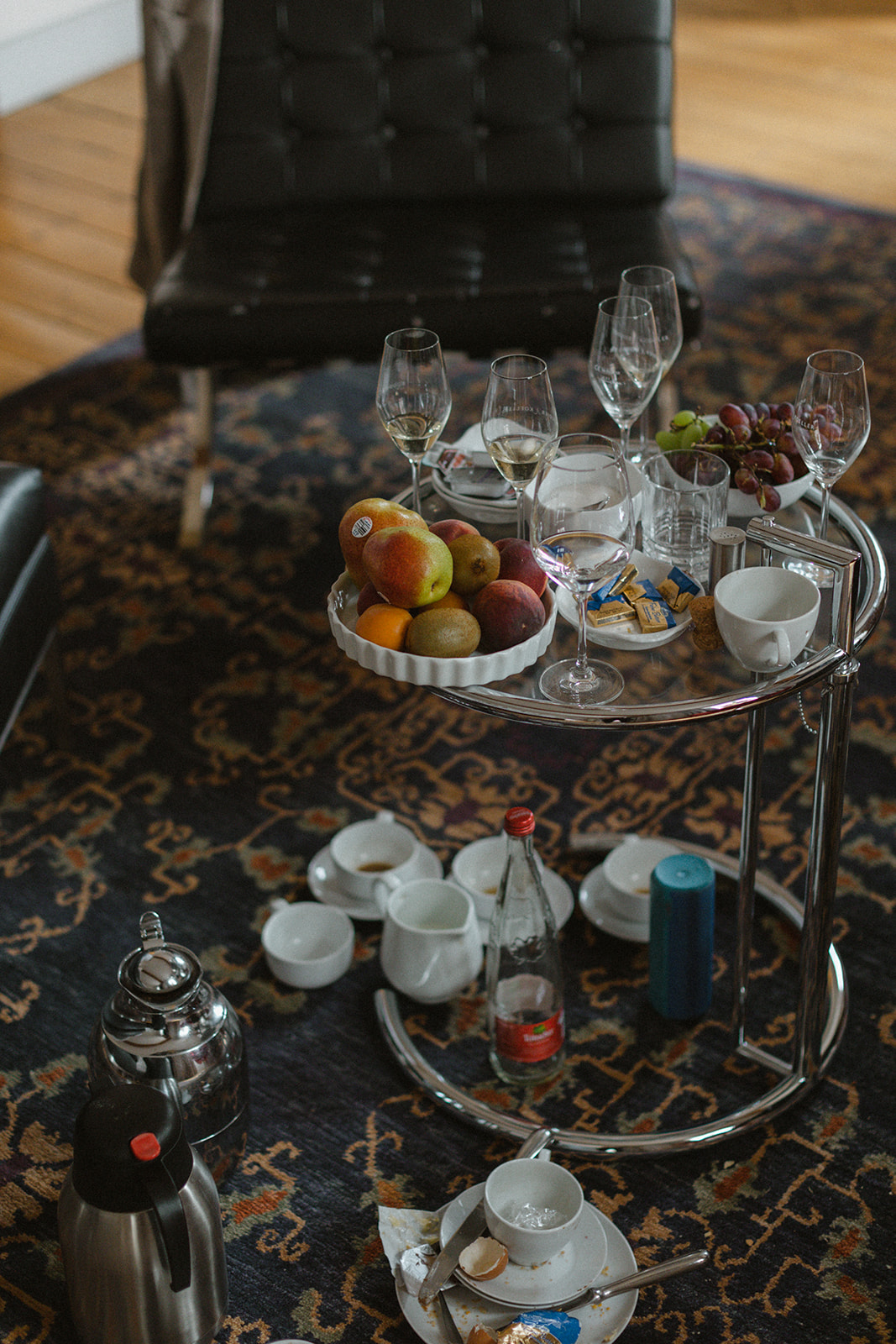 Frühstück im Hotelzimmer im Weingut Boudier Koeller bestehend aus Sektgläsern, Kaffee und frischem Obst