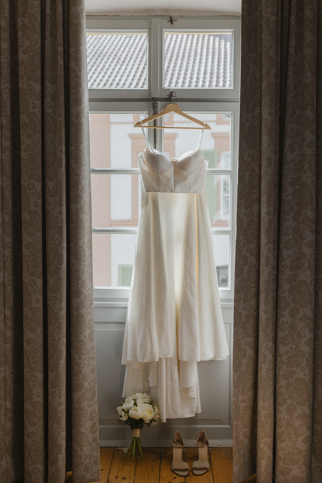 Brautkleid vor dem Fenster im Weingut Boudier Koeller