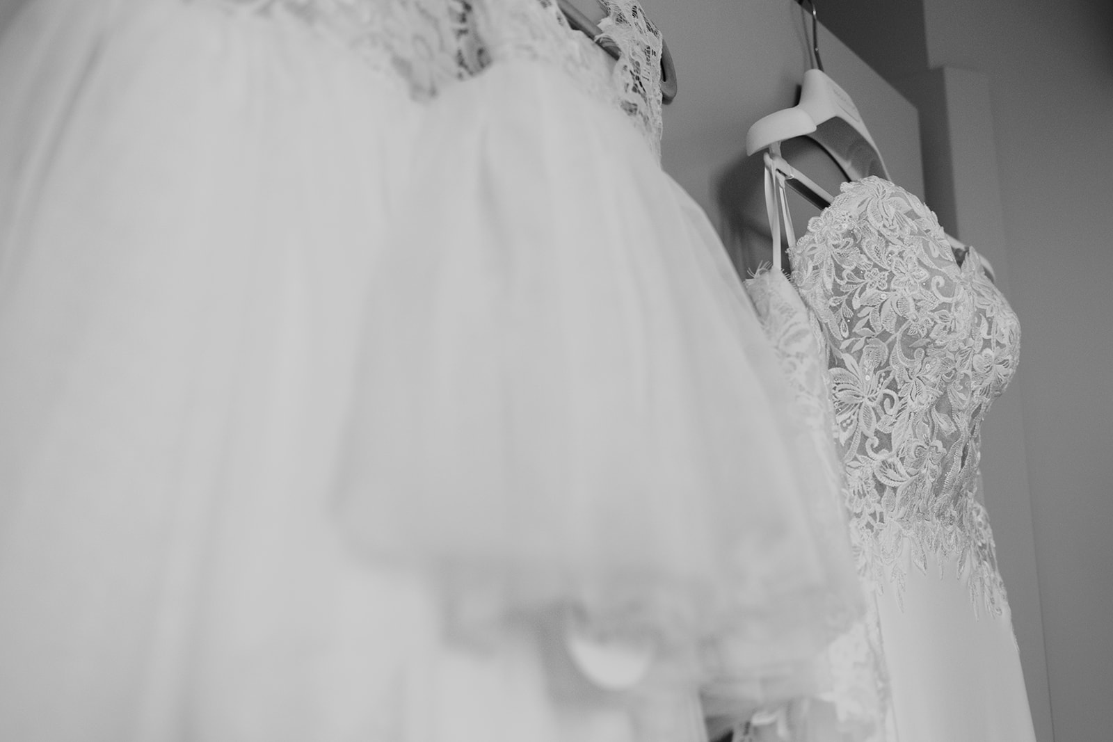 Photographe de mariage dans l'Ain, les détails des accessoires de la mariée