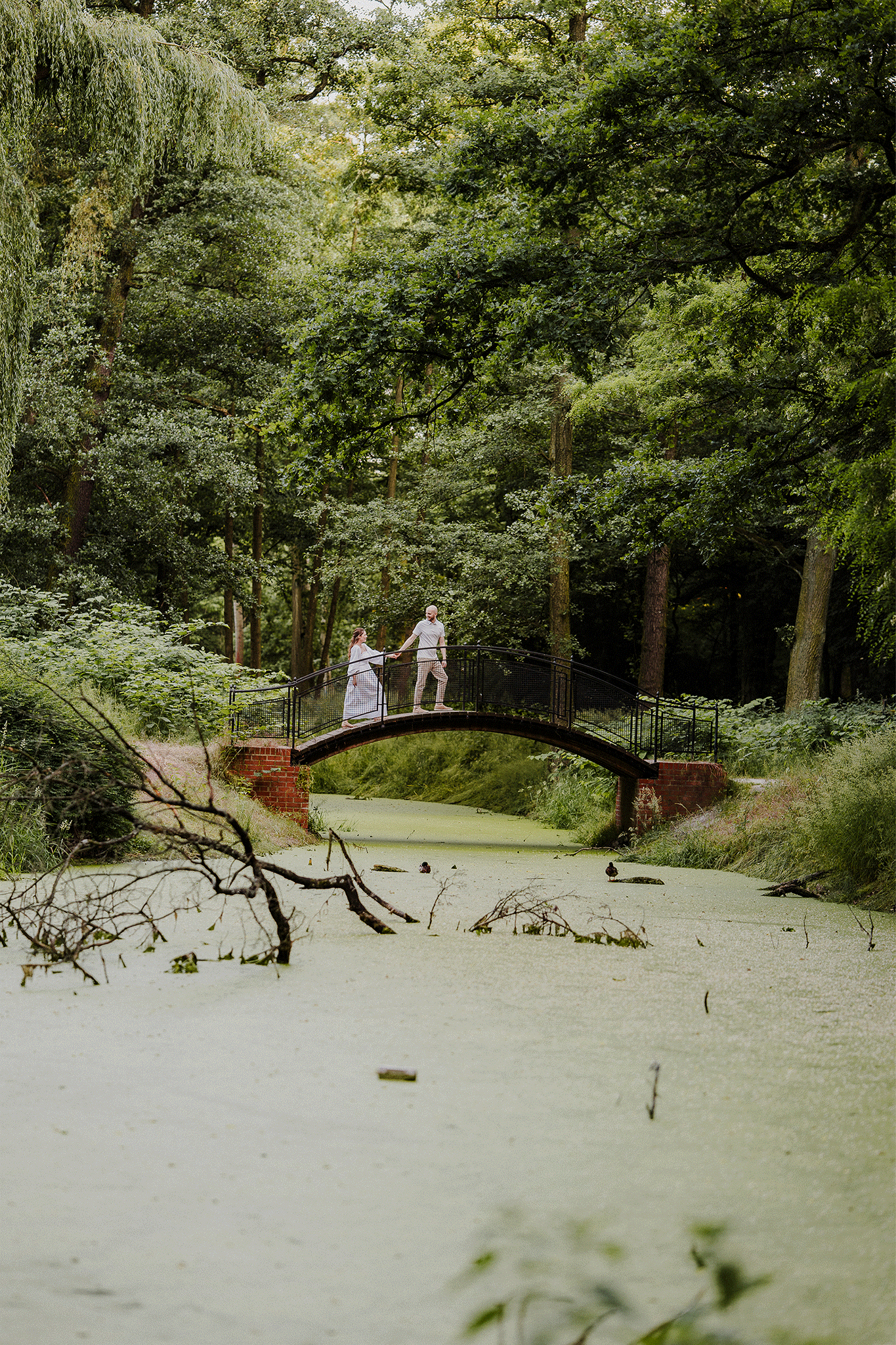 Para przechodząca przez most w Parku Leśnickim we Wrocławiu