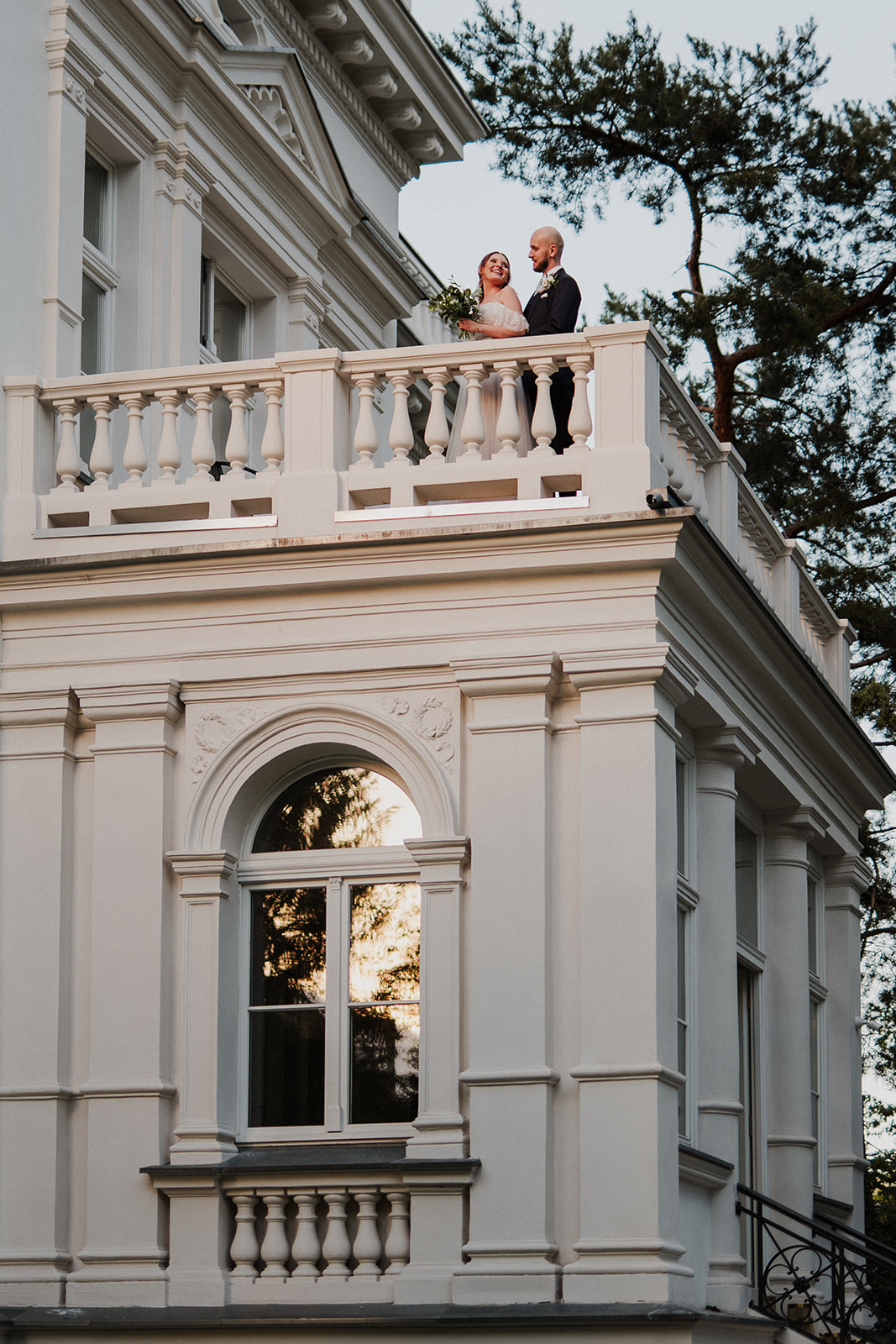 Para młoda pozuje na tarasie Starej Biblioteki we Wrocławiu podczas krótkiej sesji zdjęciowej w dniu ślubu