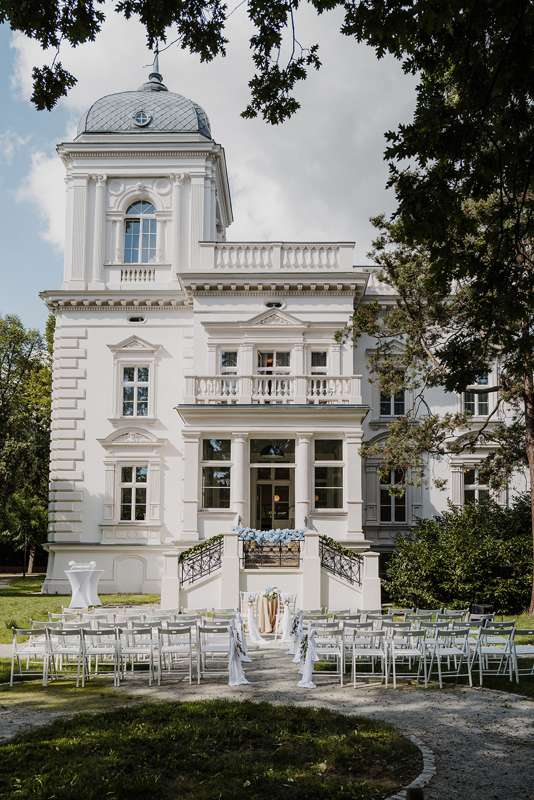 Budynek Starej Biblioteki we Wrocławiu, przygotowany do plenerowego ślubu w ogrodzie.